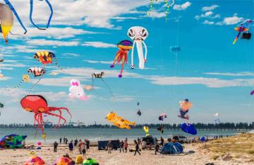 Balloon festival Adelaide at the Beach