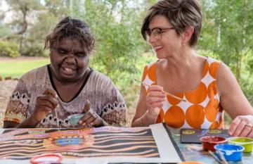 Dot painting workshop with Maruku Arts in Uluru